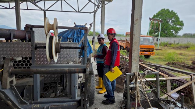 Jajaran PLN UPP Sulawesi Tengah saat melakukan peninjauan peralatan pekerjaan konstruksi untuk pembangunan Saluran Udara Tegangan Tinggi (SUTT) 150 kV Palu 3 &ndash; Tambu, kemarin. (Dok. Humas PLN UIP Sulawesi)