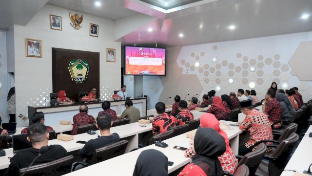 Sekretaris Daerah Kabupaten Gowa, Andy Azis (tengah), Kadisparbud Gowa Ratnawati (kiri), dan Direktur Double Helix (EO) Beautiful Malino 2025 Ichal Tawil, saat memimpin Rapat Persiapan Beautiful Malino 2025, di Baruga Karaeng Pattingalloang, Kantor Bupati Gowa, kemarin. (Dok. Humas Gowa) 