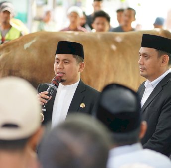 Wali Kota Parepare Tasming Hamid Salat Idul Adha Bersama Warga dan Serahkan Sapi Kurban Bantuan Presiden Prabowo
