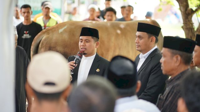 Ket: Wali Kota Parepare, Tasming Hamid dan Wakilnya Hermanto menyerahkan bantuan sapi kurban Presiden Prabowo Subianto 