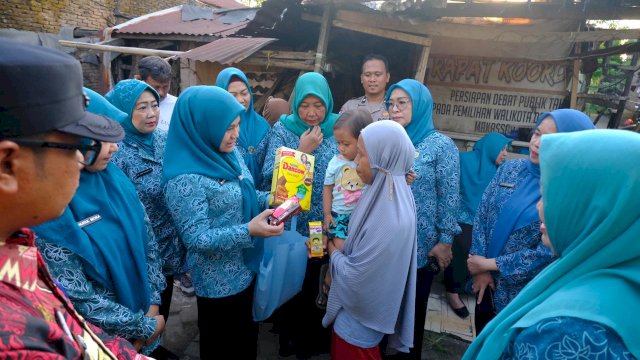 Ketua TP PKK Kabupaten Gowa, Andi Tenri Indah Darmawangsyah saat menyerahkan paket bantuan kepada keluarga dengan anak stunting, di Kecamatan Somba Opu, kemarin. (Dok. Humas Gowa) 