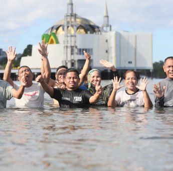 Wali Kota Parepare Tasming Hamid Ajak Warga Jaga Kebersihan Kawasan Pantai Ku