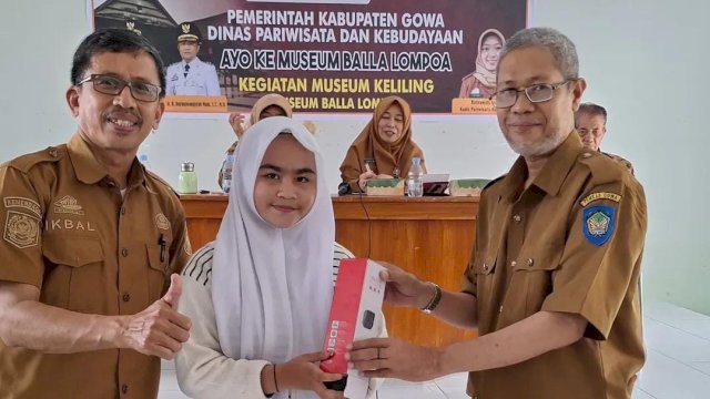 Dalam rangka mengajak dan mengenalkan Museum Balla Lompoa kepada para siswa, Disparbud Gowa mengagas program Museum Keliling dengan menyasar sekolah-sekolah di Kabupaten Gowa. (Dok. Disparbud Gowa)