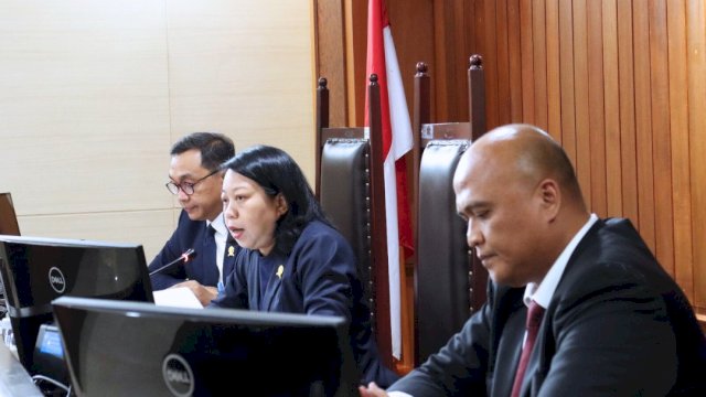 Proses Sidang Majelis KPPU atas dugaan notifikasi akuisisi saham Perusahaan Mitsui dengan agenda laporan dugaan pelanggaran, di Kantor KPPU RI, kemarin. (Dok. Humas KPPU RI)