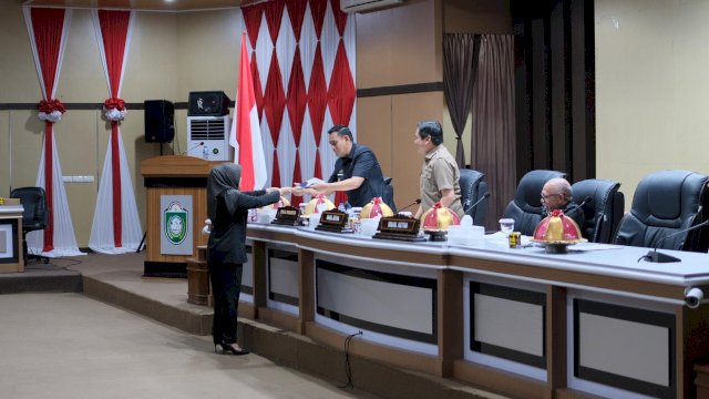 Ket: Wakil Wali Kota Parepare, Hermanto menerima pandangan umum Fraksi terkait RPJMD 2025-2029