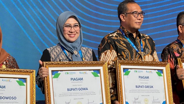 Bupati Gowa, Sitti Husniah Talenrang saat menerima penghargaan dari PERPAMSI pada IWWEF 2025, di Ruang Merak, JICC, Kamis, (12/06/2025). (Dok. Humas Gowa)