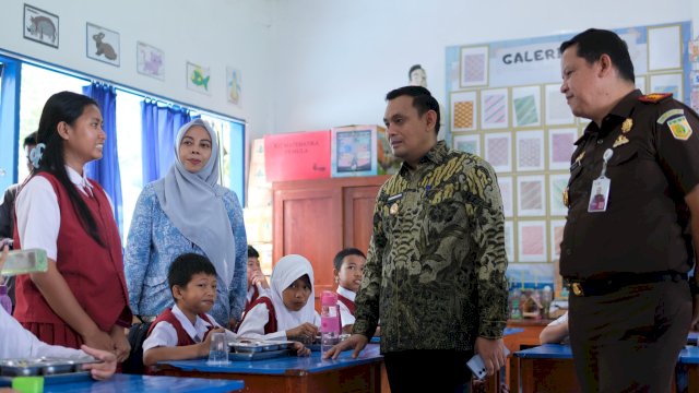 Ket: Wakil Wali Kota Parepare, Hermanto Pantau Launching MBG 