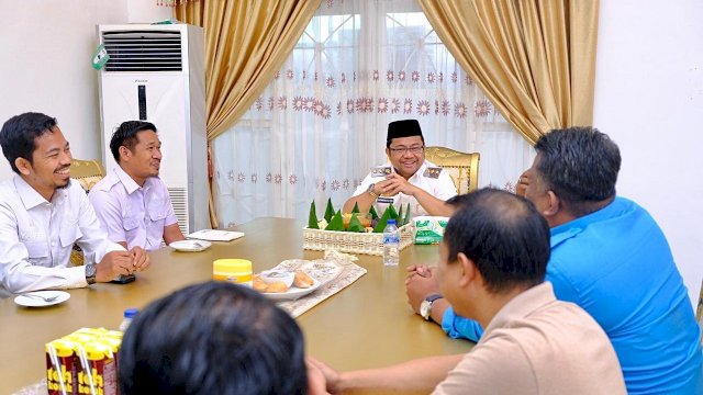 Wakil Bupati Gowa Darmawangsyah Muin, saat menerima kunjungan silaturahmi pengurus KNPI Gowa, di Rumah Jabatan Wakil Bupati Gowa, kemarin. (Dok. Humas Gowa)