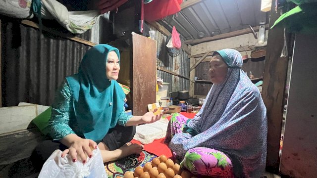 Ketua PKK Gowa Andi Tenri Indah Darmawangsyah saat turun langsung menyerahkan bantuan pangan kepada Keluarga Miskin Ekstrem, di Kecamatan Somba Opu, kemarin. (Dok. Humas Gowa)