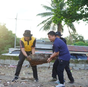 Jumat Bersih Jadi Komitmen Pemkot Parepare, Wali Kota Tasming Hamid Ajak Warga Jaga Pantai dan Lingkungan