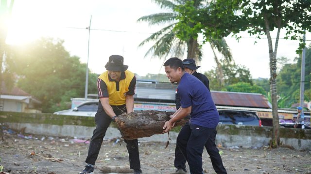 Ket: Wali Kota Parepare, Tasming Hamid saat Bersih-bersih PantaiKu