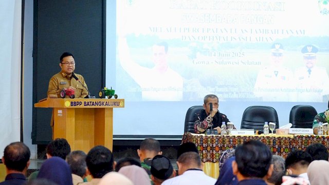 Wakil Bupati Gowa, Darmawangsyah Muin pada Rapat Koordinasi (Rakor) Swasembada Pangan Melalui Percepatan Luas Tambah Tanam (LTT) dan Optimalisasi Lahan, di Aula Balai Besar Pelatihan Pertanian Batang Kaluku, Sungguminasa, Sabtu (14/06/2025). (Dok. Humas Gowa)