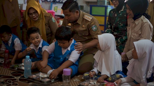 Ket: Wali Kota Parepare Tasming Hamid pantau Proses MBG di Taman Kanak-kanak 