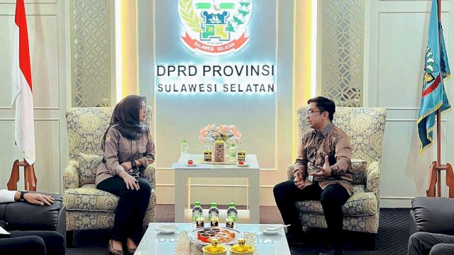 Plt. Kepala Kantor Wilayah VI KPPU Hasiholan Pasaribu saat melakukan kunjungan yang diterima langsung Ketua DPRD Provinsi Sulawesi Selatan, Andi Rachmatika Dewi, di ruang kerjanya, di Kantor DPRD Sulsel, kemarin. (Dok. Humas KPPU Makassar) 