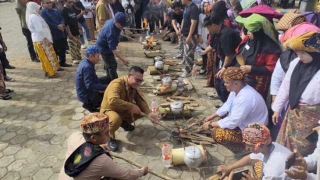 Suasana Festival Nasi Bekepor ke-6 di Unikarta. [Redaksi/Republiknews.co.id]