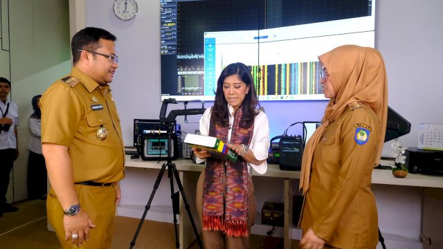 Bupati Gowa Sitti Husniah Talenrang dan Wakilnya Darmawangsyah Muin saat mendampingi kunjungan Menkomdigi, Meutya Hafid, di sela-sela meninjau Balai Monitoring Spektrum Frekuensi Radio (Balmon) Kelas I Makassar, di Kecamatan Bontomarannu, Kabupaten Gowa, kemarin. (Dok. Humas Gowa) 