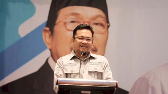 Wakil Bupati Gowa, Darmawangsyah Muin resmi menjabat Ketua Umum DPP IKA STEMZHA usai dilantik, di Phinisi Ballroom, Hotel Claro Makassar, kemarin. (Dok. Humas Gowa)
