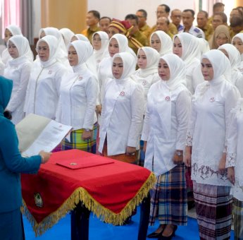 Pengurus Dekranasda Gowa Kenakan Sutera Daerah Saat Dilantik