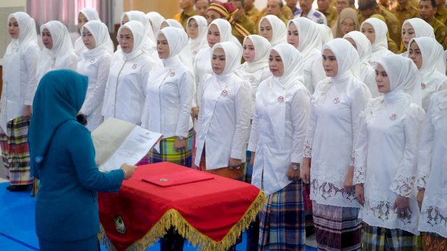 Para pengurus Dekranasda Gowa saat dilantik dengan mengenakan sutera khas Gowa, di Baruga Karaeng Galesong, Kantor Bupati Gowa, kemarin. (Dok. Humas Gowa)
