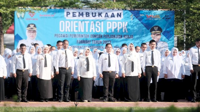 Ratusan PPPK Pemkab Gowa saat mengikuti Pembukaan Orientasi PPPK Formasi Tahun 2023 Lingkup Pemerintah Kabupaten Gowa, di Lapangan Upacara Kantor Bupati Gowa, Selasa (17/06/2025). (Dok. Humas Gowa)