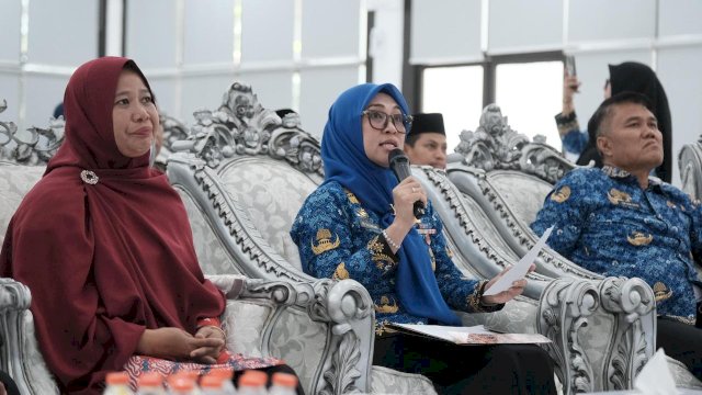 Bupati Gowa, Sitti Husniah Talenrang, saat mengikuti zoom Penilaian Kampung KB Tingkat Nasional, di Baruga Tinggimae, Rumah Jabatan Bupati Gowa, kemarin. (Dok. Humas Gowa) 