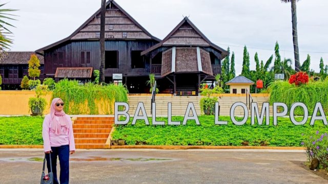 Ashrawi Muin, salah satu wisatawan yang menikmati koleksi-koleksi di Museum Balla Lompoa saat berkunjung belum lama ini. (Dok. Istimewa) 