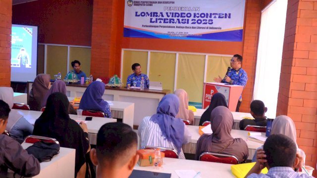 Sekretaris Daerah Kabupaten Gowa, Andy Azis Peter saat membuka Pembekalan Lomba Video Literasi, di Ruang Pertemuan Gedung Layanan Perpustakaan Kabupaten Gowa, Selasa, (17/06/2025). (Dok. Humas Gowa)