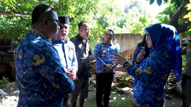 Bupati Gowa Sitti Husniah Talenrang meninjau langsung kondisi tempat tinggal KME Udin, di Desa Tamanyeleng, Kecamatan Barombong, kemarin. (Dok. Humas Gowa) 