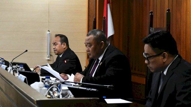 KPPU saat melakukan Sidang Perkara atas akusisi Tokopedia oleh TikTok Nusantara, di Ruang Sidang Majelis, Kamis, (18/06/2025). (Dok. KPPU). 