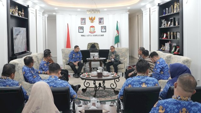Kepala OJK Sulselbar Moch Muchlasin, saat melakukan audiensi dengan Wali Kota Makassar, Munafri Arifuddin, di Kantor Balai Kota Makassar, kemarin. (Dok. Istimewa) 