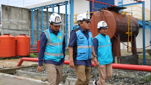 General Manager PLN UIP Sulawesi, Wisnu Kuntjoro Adi (tengah), di sela-sela melakukan kunjungan ke PLTMG Luwuk, di Kabupaten Banggai, Sulawesi Tengah, kemarin. (Dok. Humas PLN UIP Sulawesi) 