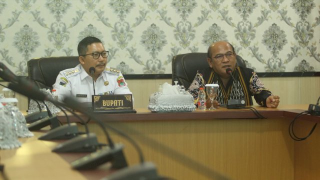 Bupati Banggai Amirudin bersama General Manager PLN UIP Sulawesi, Wisnu Kuntjoro Adi, dalam pertemuan, di Kantor Bupati Banggai, kemarin. (Dok. Humas PLN UIP Sulawesi)