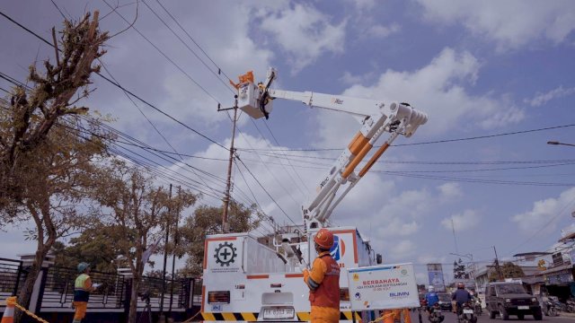 Petugas PLN saat melakukan perbaikan gangguan listrik. Sepanjang 2024 PLN berhasil mencatatkan kinerja operasional yang positif. (Dok. PLN UIP Sulawesi)