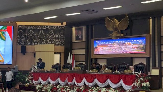 Sekda Kukar, Sunggono saat membacakan keputusan pembentukan desa di Paripurna DPRD. [Foto.Redaksi/Republiknews.co.id]