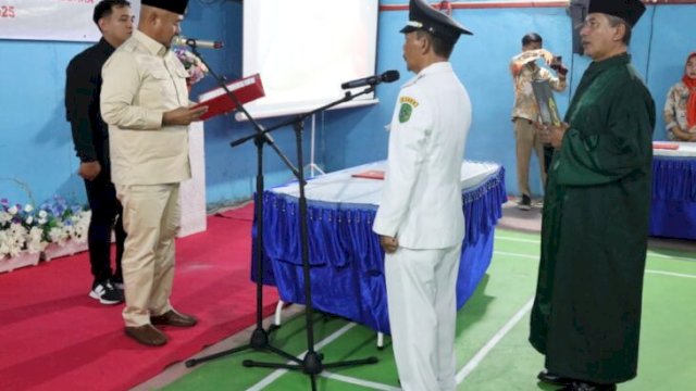 Bupati Kukar, Edi Damansyah saat melakukan pelantikan Pj Kades Sungai Mariam. [Foto: Prokom]