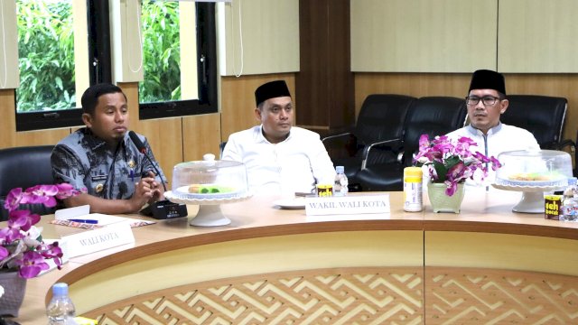 Ket: Wali Kota Parepare, Tasming Hamid beserta Walinya Hermanto, didampingi Amaran Agung Hamka sebagai Plh Sekda Parepare