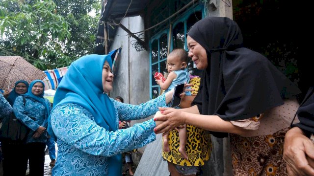 Ketua Tim Penggerak PKK Kabupaten Gowa, Andi Tenri Indah Darmawangsyah, bersama jajaran pengurus saat memberikan bantuan pangan kepada KME di Kecamatan Somba Opu, kemarin. (Dok. Humas Gowa) 