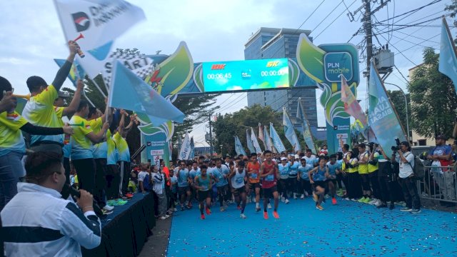 Sebanyak 2.000 pelari antusias mengikuti PLN Mobile Run 2025 yang digelar UID Sulselrabar, di Front Roterdam Makassar, Minggu, (22/06/2025). (Dok. Chaerani/Republiknews.co.id) 