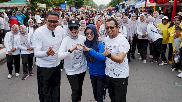 Bupati Gowa, Sitti Husniah Talenrang didampingi suami, bersama Kapolres Gowa AKBP Muhammad Aldy Sulaiman, didampingi istri yang juga Ketua Bhayangkara Kabupaten Gowa, saat menghadiri CFD Semarak Bhayangkara Tingkat Polres Gowa, di Jalan Mesjid Raya, Depan Kantor Bupati Gowa, Minggu (22/06/2025). (Dok. Humas Gowa) 