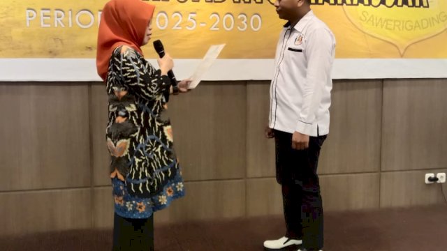 Rektor Unsa Makassar Prof. Melantik Rompegading, saat melantik Anggota DPRD Kota Makassar dari Fraksi Golkar, Ismail sebagai Ketua IKA Unsa Makassar periode 2025-2030, di Hotel Grand Pralace, Jalan Tentara Pelajar, Minggu, (22/06/2025). (Dok. Humas Unsa Makassar) 