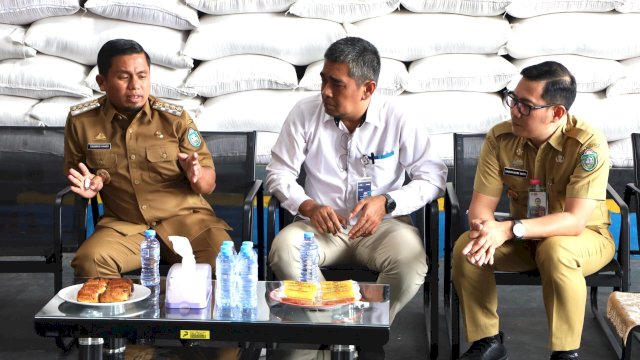 Ket: Wali Kota Parepare, Tasming Hamid bersama Pimpinan Bulog Parepare dan Plh Sekda Parepare, Amarun Agung Hamka