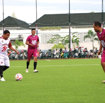 Wali Kota Tasming Hamid Cetak Gol Perdana di Laga Eksebisi Turnamen Mini Soccer HUT Bhayangkara ke-79