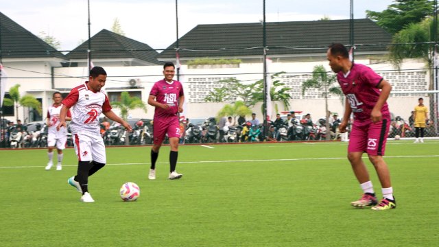 Ket: Wali Kota Parepare, Tasming Hamid saat laga eksebisi melawan Media Fc