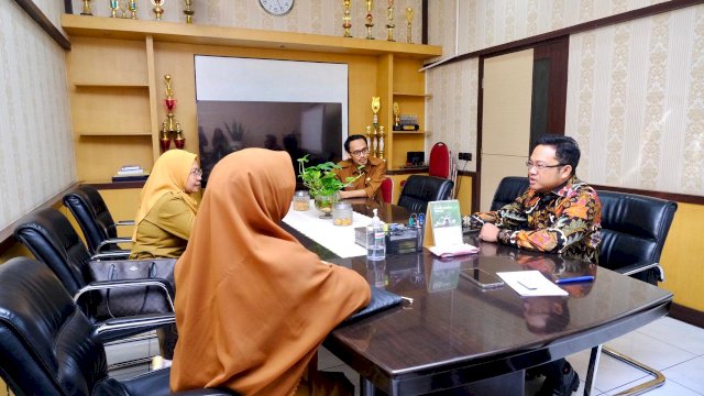 Wakil Bupati Gowa, Darmawangsyah Muin saat melakukan pertemuan dengan Kepala Dinas PUPR Provinsi Sulsel, Astina Abbas, didampingi Kepala UPTD Gowa-Takalar dan Kepala Bidang Jalan Provinsi Sulsel, di Kantor Dinas PUPR Sulsel, Senin, (23/06/2025). Pertemuan tersebut untuk membahas terkait permintaan perbaikan jalan rusak menuju Kota Malino jelang Beautiful Malino 2025. (Dok. Humas Gowa) 