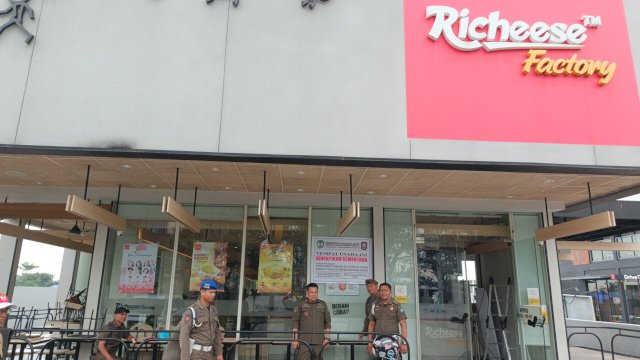 Tim Terpadu Pemkab Gowa bersama Satpol PP, Polres dan Kodim 1409 Gowa membuka pengoperasian Mie Gacoan dan Rechess Factory usai mengantongi izin usaha, Selasa, (24/06/2025) pagi tadi. (Dok. Satpol PP Gowa)