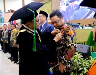 Wabup Gowa Jadi Alumni Berprestasi, Terima Pin Emas dari UMI Makassar