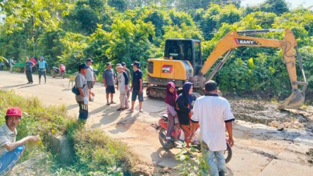 Gotong Royong Warga Benahi Jalan Rusak di Desa Sebuntal, Kukar. (IST)