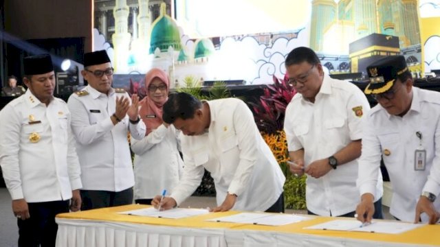 Sekda Kukar, Sunggono saat menandatangani program sosial Pemprov Kaltim. [Foto. Prokom]