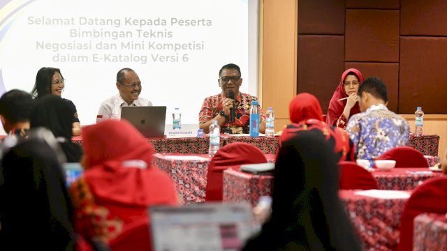 Sekretaris Daerah Kabupaten Gowa, Andy Azis Peter saat membuka Bimbingan Teknis Negosiasi dan Mini Kompetisi dalam E-Katalog Versi 6, di Hotel Swiss-Belinn Panakkukang, Makassar, Jumat, (27/06/2025). (Dok. Humas Gowa) 