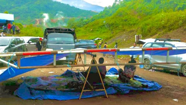 Ket: Blokade yang dilakukan warga